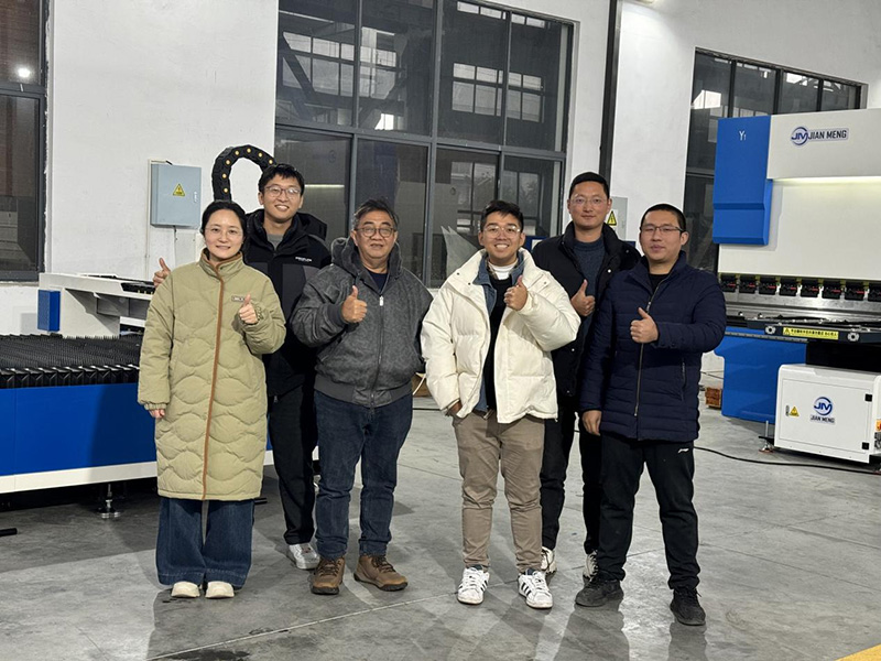 Indonesischer Kunde besucht unsere Fabrik für die Akzeptanz von Ausrüstungen und Endbenutzer-Site-Tour